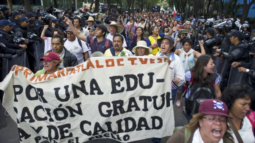 Los maestros mexicanos llevan a cabo una protesta en la Ciudad de México (capital) en oposición a la reforma educativa propuesta por el presidente Enrique Peña Nieto.