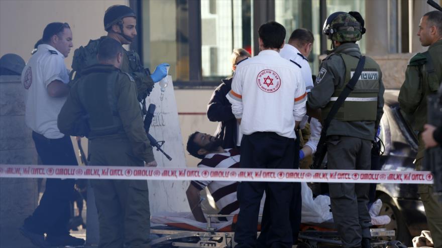 Médicos israelíes atienden a un palestino herido de balas por los soldados del ejército del régimen de Israel en el puesto de control de Qalandia, situado entre Al-Quds (Jerusalén) y la ciudad cisjordana de Ramalá, 18 de diciembre de 2015.