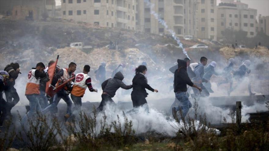 Fuerzas israelíes lanzan gas lacrimógeno contra los manifestantes palestinos cerca del campo de Qalandia.