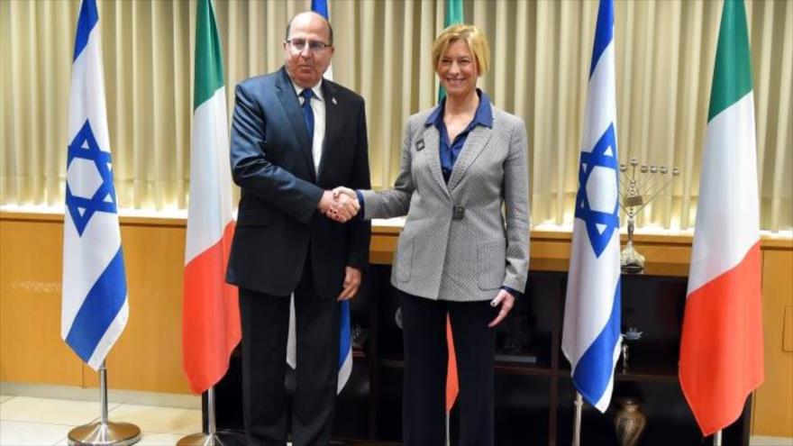 El ministro israelí de asuntos militares, Moshe Yaalon (izquierda), estrecha la mano de la ministra italiana de Defensa, Roberta Pinotti, 29 de febrero de 2016.