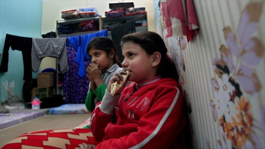 Niños palestinos que huyeron de sus casas en el campamento de refugiados de Al-Yarmuk.