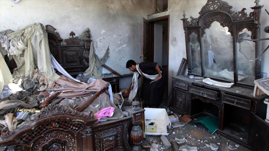 Un hombre yemení inspecciona los daños dentro de un edificio afectado por los bombardeos de Arabia Saudí en Saná (capital de Yemen), 27 de febrero de 2016.