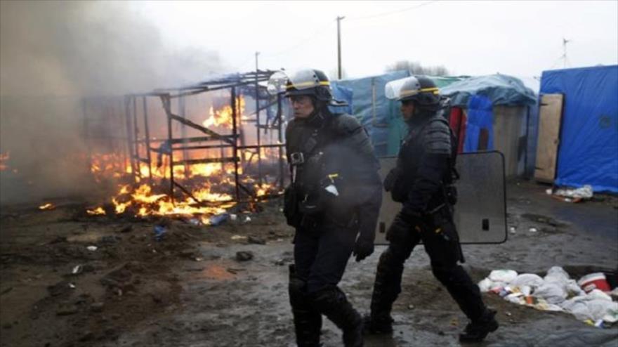 Policía francesa durante desalojo del campamento de "la jungla" de Calais, al norte de Francia, 1 de marzo de 2016.