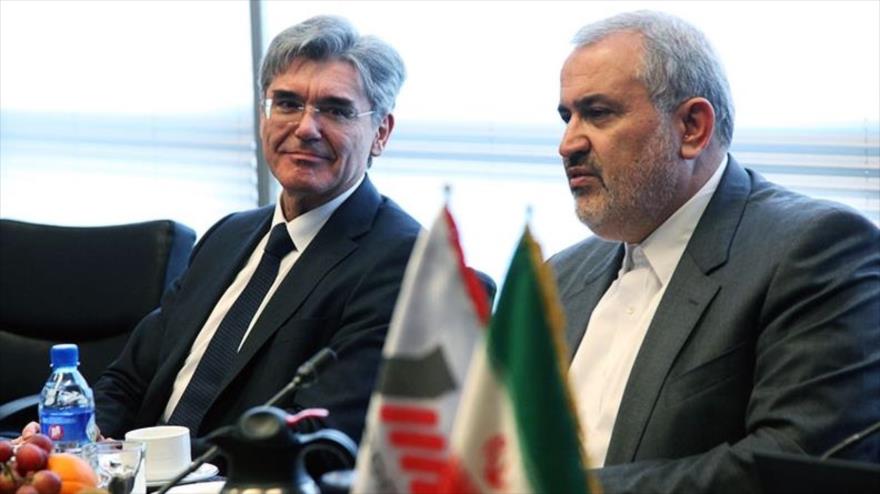 El director gerente del Grupo MAPNA, Abás Aliabadi (dcha.) y el presidente de la empresa alemana Siemens, Joe Kaeser durante una reunión en Alemania, 2 de marzo de 2016.