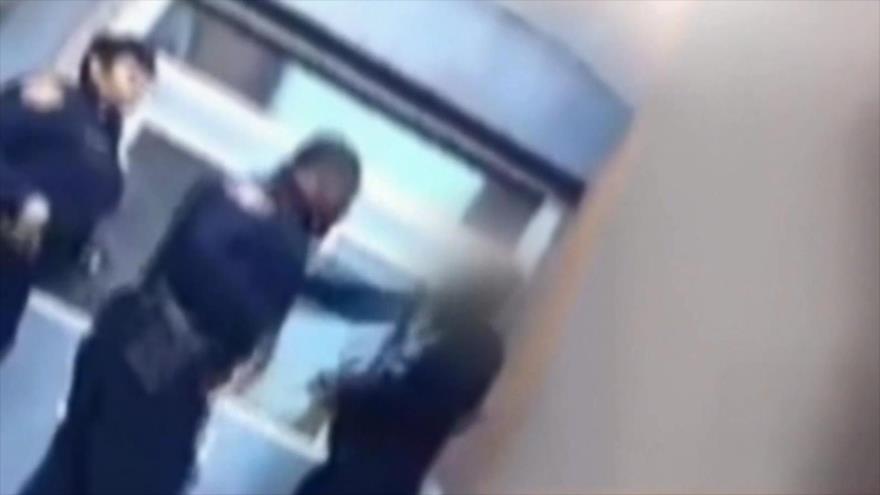 Video muestra a policía estadounidense golpeando a un estudiante