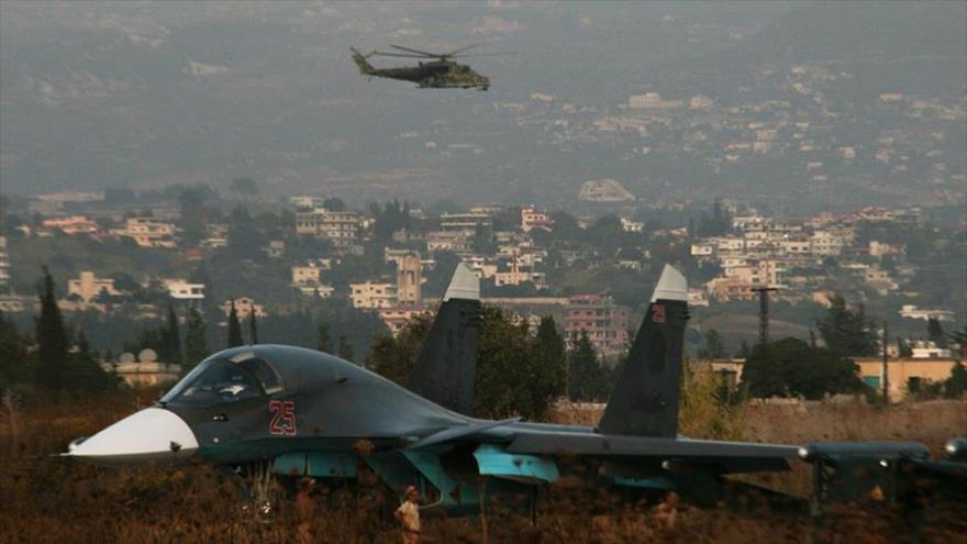 Un bombardero Sujoi Su-34 ruso desplegado en la base aérea de Jmeimim en Latakia, noroeste de Siria.