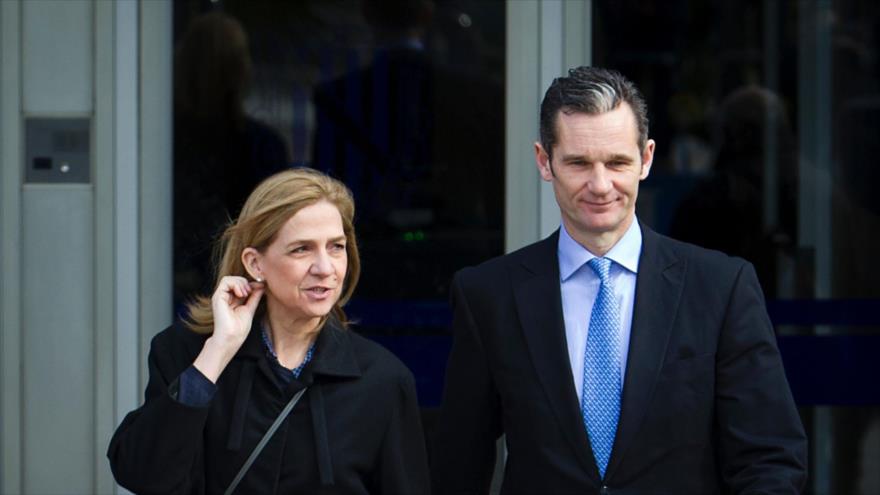 La infanta Cristina (izda.) y su marido, Iñaki Urdangarin, salen del tribunal de la Audiencia de Palma de Mallorca, España. 9 de febrero de 2016