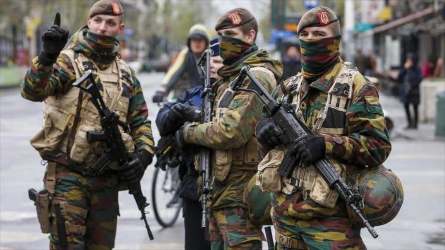 Soldados belgas patrullan en el centro de Bruselas, capital de Bélgica, 22 de noviembre de 2015.