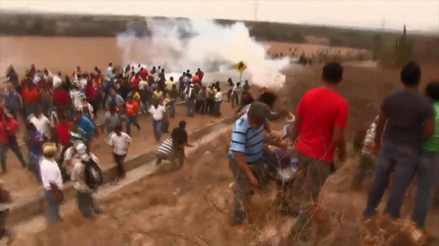 Policía mexicana ataca a maestros por visita de Peña Nieto