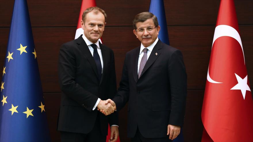 El presidente del Consejo Europeo, Donald Tusk (izqda.), estrecha la mano con el premier turco, Ahmet Davutoglu, antes de realizar una rueda de prensa en Ankara, capital de Turquía, 3 de marzo de 2016.