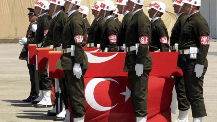 Funeral de soldados turcos muertos en enfrentamientos con los combatientes del PKK.