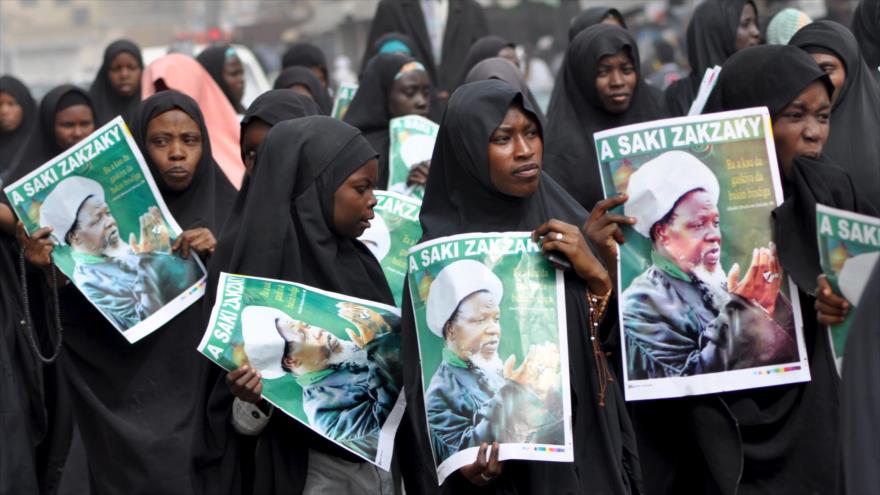 Manifestantes nigerianos portan fotos del líder chií, el Sheij Ibrahim al-Zakzaky, y piden al Gobierno la liberación inmediata del clérigo y muchos de sus seguidores, detenidos desde finales del año pasado. 