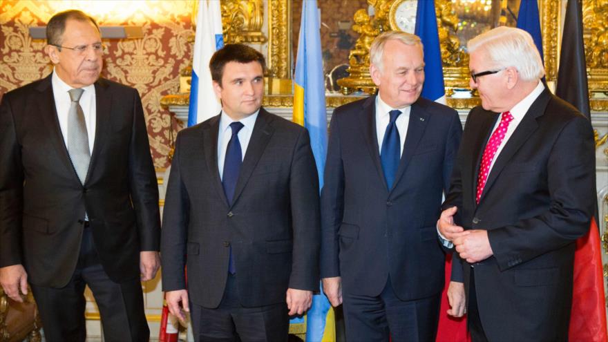 Ministros de Exteriores de Rusia, Ucrania, Francia y Alemania, Serguei Lavrov, Pavlo Klimkin, Jean-Marc Ayrault, Frank-Walter Steinmeier, respectivamente (de izda. a dcha.) antes de una reunión sobre Ucrania en París, capital gala, 3 de marzo de 2016.