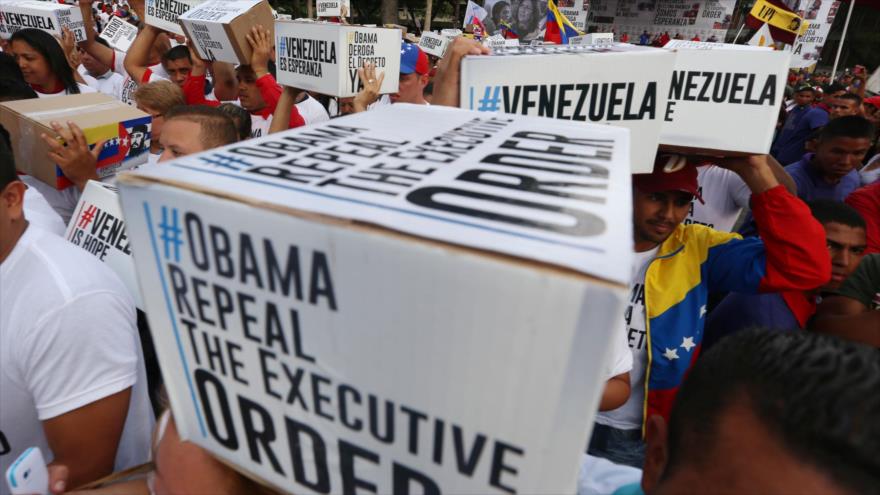 Venezolanos marchan en protesta contra el decreto antivenezolano del presidente de EE.UU., Barack Obama, abril de 2015.
