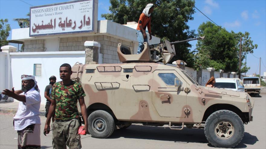 Las fuerzas de seguridad yemeníes se reúnen fuera de un centro de asilo para ancianos en la ciudad de Adén en el sur de Yemen, después de que ese fuera atacado por hombres armados. 4 de marzo de 2016