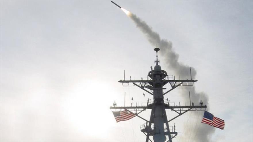 El momento de lanzamiento de un misil desde un buque de guerra de la Armada de EE.UU.