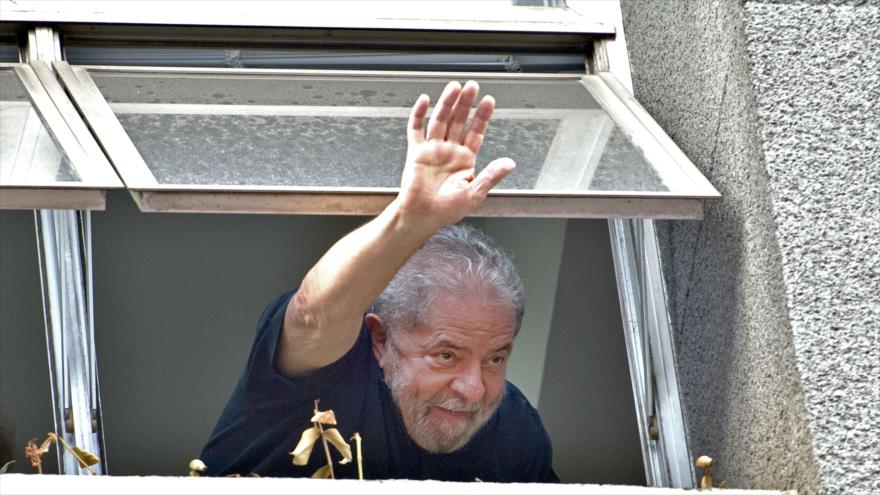 El expresidente de Brasil, Luis Inácio Lula da Silva, saluda a sus partidarios desde una ventana del edificio de la sede de su partido, Partido de los Trabajadores (PT) en Sao Paulo, Brasil, 4 marzo 2016.