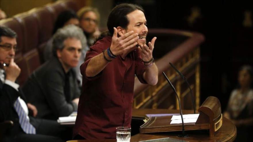 El líder de Podemos, Pablo Iglesias, ofrece discurso en el Congreso de Diputados de España durante la segunda sesión de investidura del líder de PSOE, Pedro Sánchez, 4 de marzo de 2016.