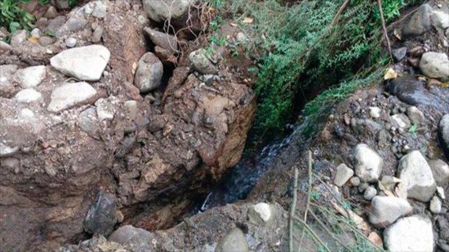 Un enorme socavón sobre el lecho del río Atoyac provocó que miles de litros de agua se fueran al subsuelo y secaran la cuenca.