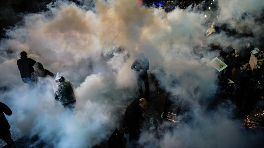 La Policía turca lanza gases lacrimógenos sobre manifestantes frente a la sede del rotativo opositor Zaman, 4 de marzo de 2016.