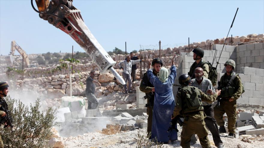 Ejercito del régimen de Israel destruye una casa palestina frente a sus dueños.