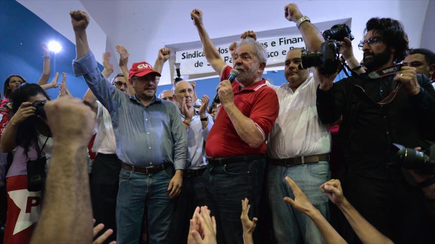 El expresidente de Brasil Luiz Inácio Lula da Silva asiste a una reunión organizada por sindicalistas y miembros del Partido de los Trabajadores (PT), Sao Paulo, 4 de marzo de 2016.