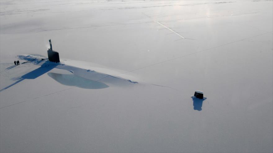 Submarino estadounidense USS Hampton durante un ejercicio militar en el océano Ártico en 2014.