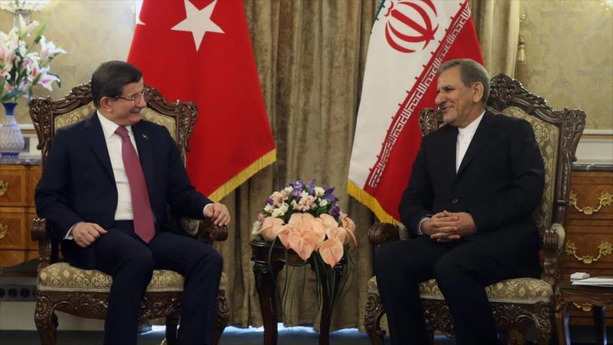 El vicepresidente primero iraní, Eshaq Yahanguiri, reunido en Teherán con el primer ministro turco, Ahmet Davutoglu. 5 de marzo de 2016