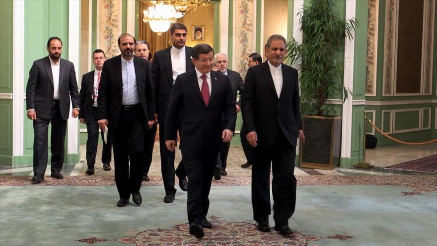 El vice presidente primero iraní, Eshaq Yahanguiri (dcha.), y el primer ministro de Turquía, Ahmet Davutoglu (izda.), encabezan la reunión de las comitivas políticas y diplomáticas de ambos países, 5 de marzo de 2016.