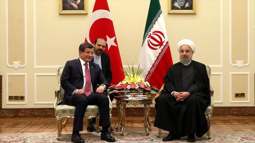 El presidente iraní, Hasan Rohani (dcha.), recibe al primer ministro de Turquía, Ahmet Davutoglu, en Teherán, capital persa, 5 de marzo de 2016.