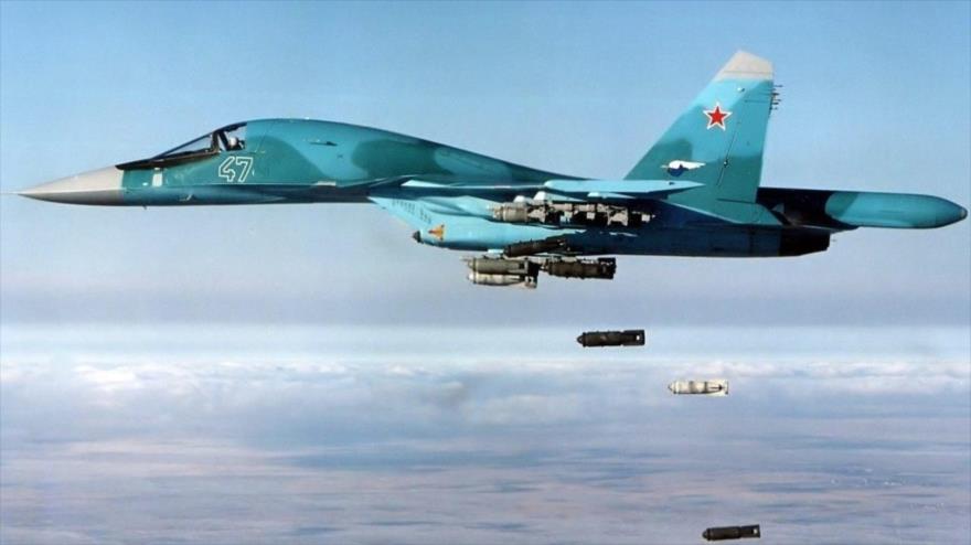 Caza ruso lanza bombas contra posiciones de terroristas en Siria.