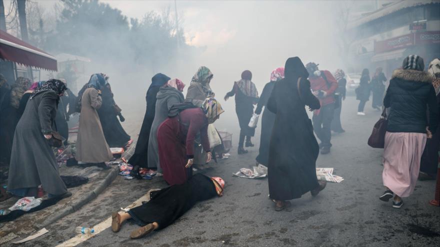 Un grupo de mujeres huye del lugar donde la policía antidisturbios usó gas lacrimógeno para dispersar una manifestación en Estambul para denunciar la toma del control del diario opositor Zaman por el Gobierno turco, 5 de marzo de 2016.