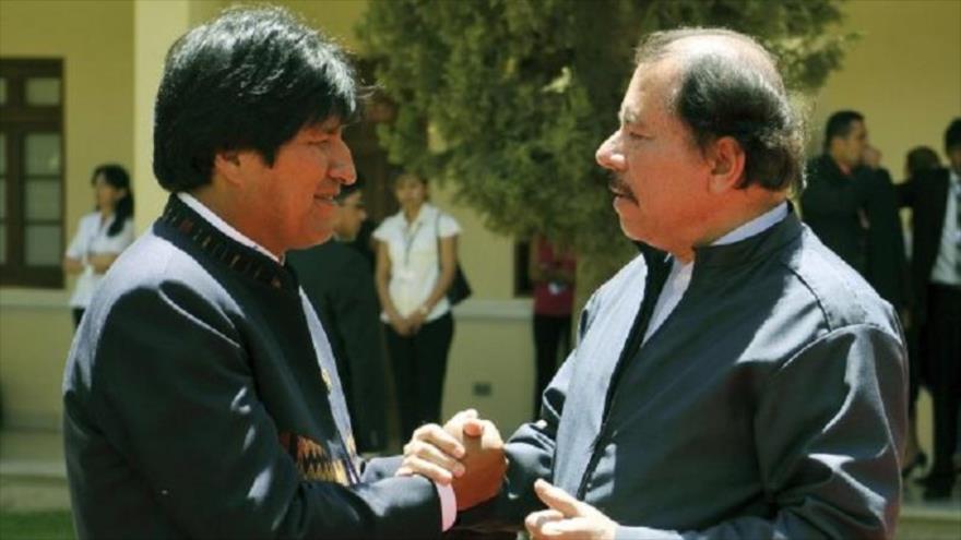 El presidente de Bolivia, Evo Morales (izda.) estrecha la mano de su homólogo nicaragüense, Daniel Ortega.