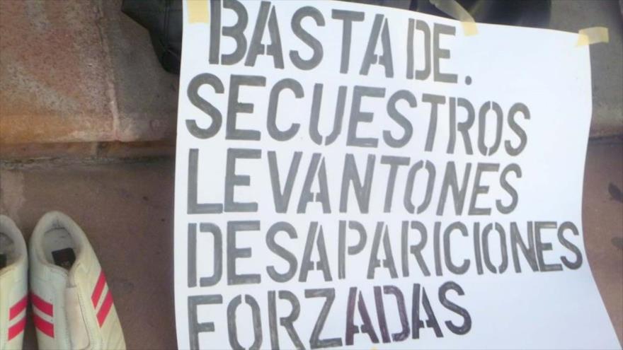 Una pancarta denuncia la situación de los derechos humanos en México.