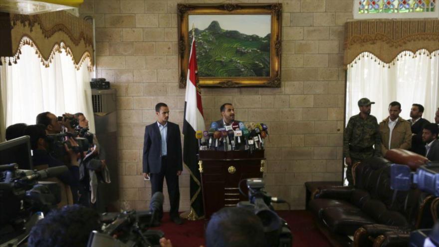 Mohamad Abdelsalam, portavoz del movimiento popular yemení Ansarolá habla en una rueda de prensa.