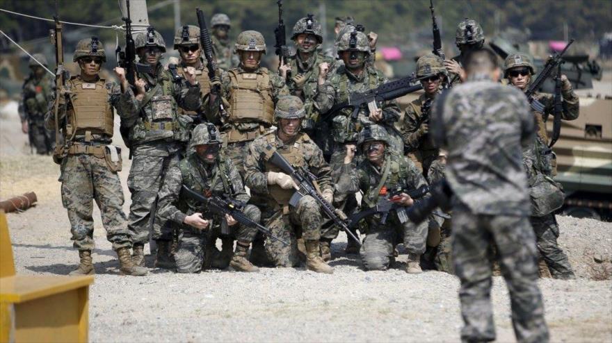 Los soldados estadounidenses y surcoreanos posando para tomar una foto antes de empezar la maniobra conjunta. agosto 2015.