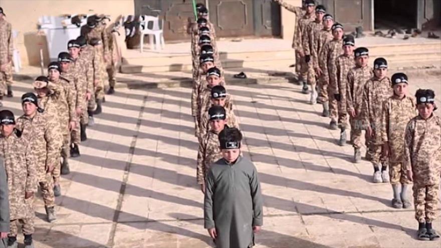 Niños entrenados por el grupo terrorista EIIL (Daesh, en árabe).