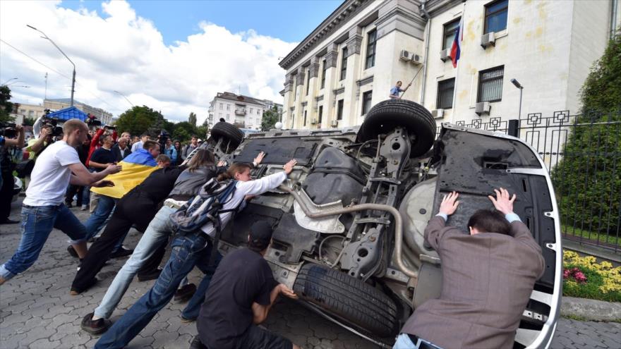 Embajada rusa en Ucrania denuncia el ataque contra sus vehículos | HISPANTV