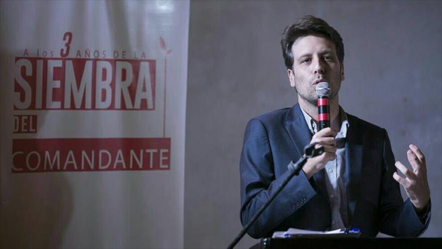Guillaume Long, canciller de Ecuador, rinde homenaje al presidente fallecido venezolano, Hugo Chávez, a 3 años de su partida física, Quito (capital ecuatoriana), 5 de marzo de 2016.