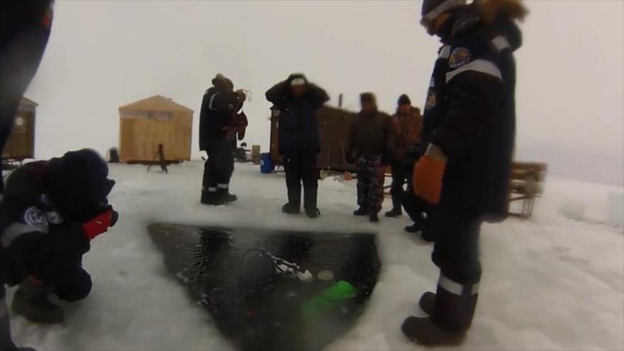 VIDEO: Buzos rusos rompen récord en las heladas aguas del Ártico | HISPANTV