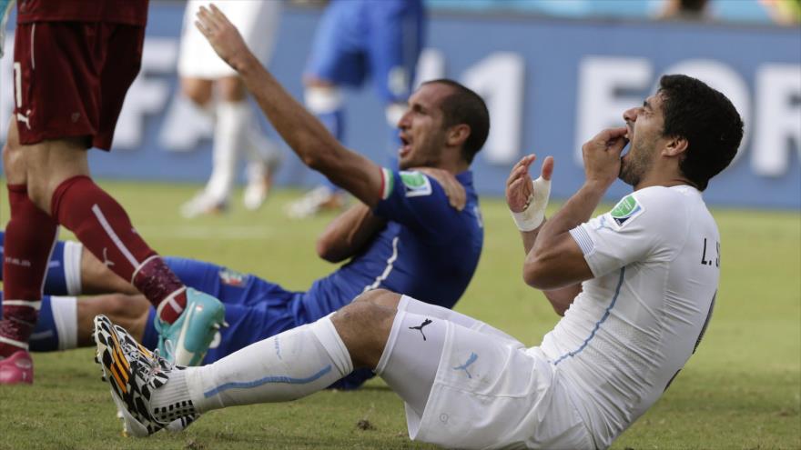 El delantero de la selección uruguaya de fútbol Luis Suárez (dcha.), tras morderle al italiano Giorgio Chiellini en el Mundial de Brasil 2014.