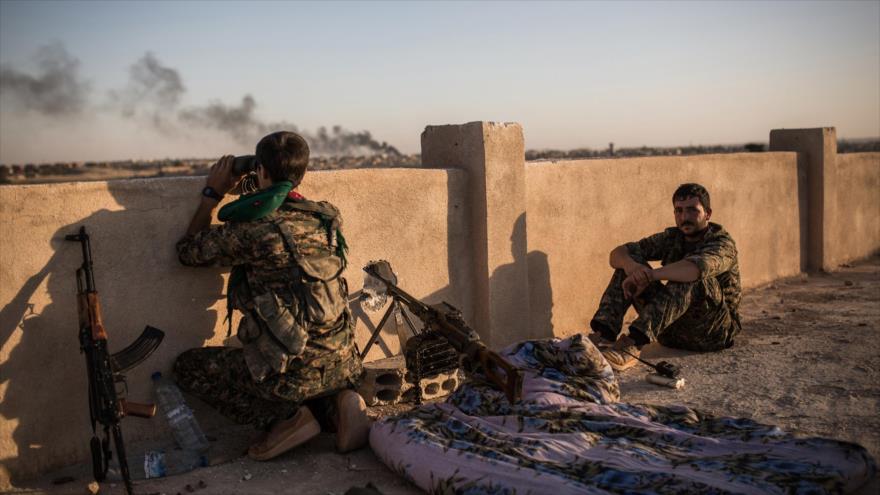 Combatientes kurdos sirios durante los enfrentamientos con los terroristas del EIIL (Daesh, en árabe) en las afueras de la ciudad siria de Hasaka, noroeste de Siria.