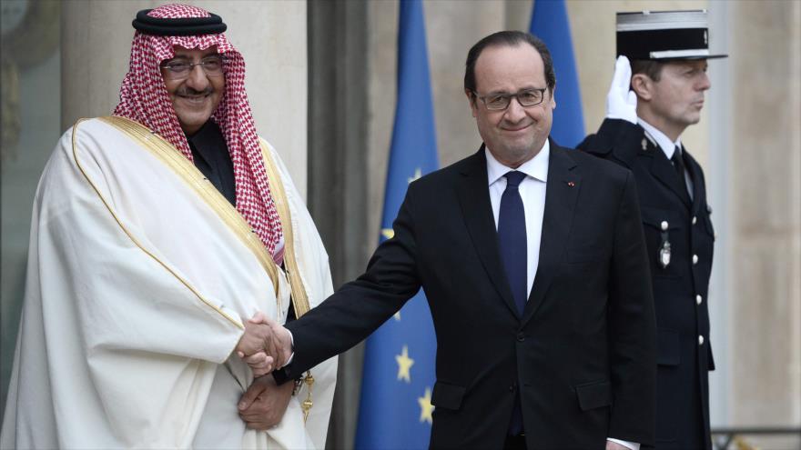 El presidente de Francia, Francois Hollande (dcha.), recibe al príncipe heredero saudí, Mohamad bin Nayef, en París, capital gala, 4 de marzo de 2016.