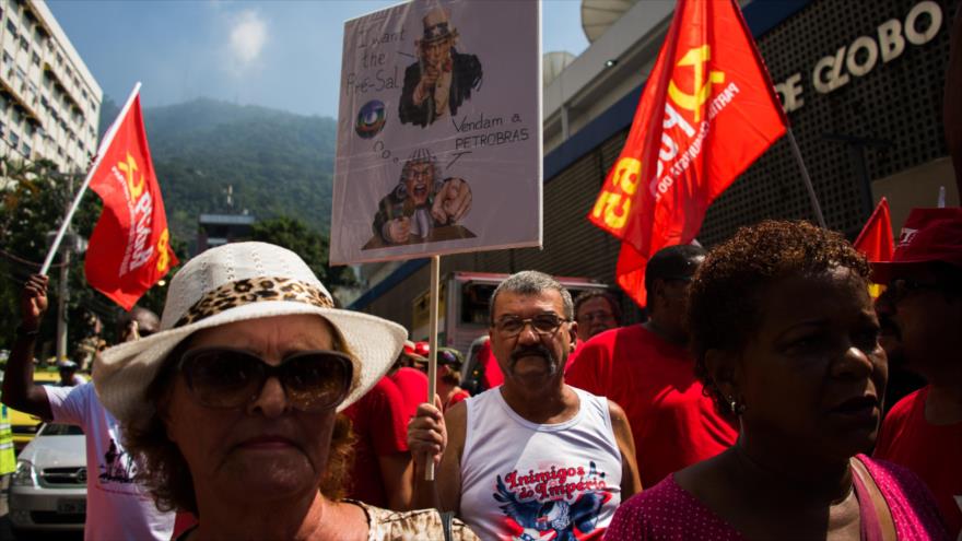 Partidarios del gobernante Partido de los Trabajadores muestran su apoyo al expresidente de Brasil Luiz Inácio Lula da Silva, en la ciudad de Río de Janeiro, 6 de marzo de 2016.