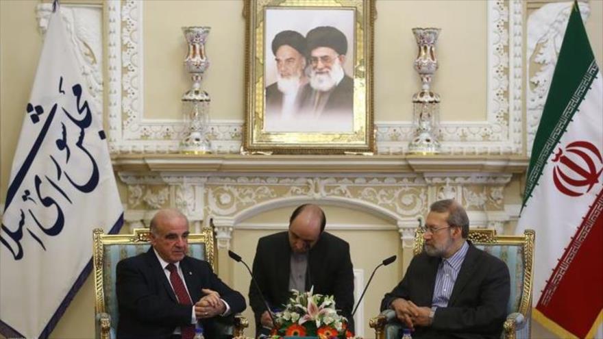 El presidente en funciones del Parlamento iraní, Ali Lariyani (dcha.), y el ministro de Exteriores de Malta, George Vella (izda.), durante una reunión en Teherán (capital iraní), 6 de marzo de 2016.