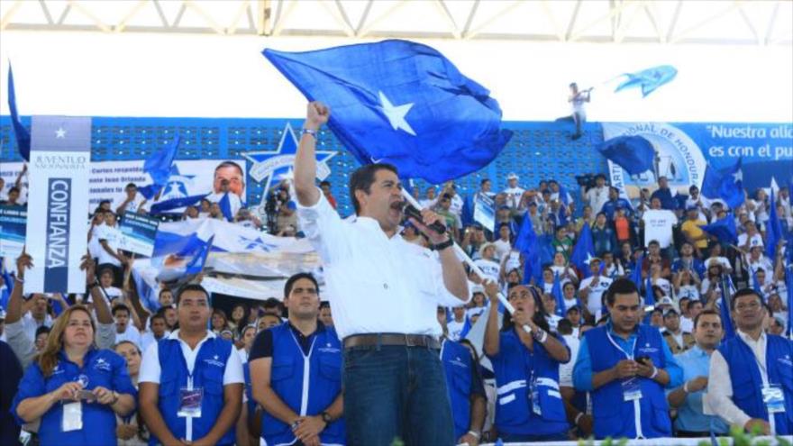 El presidente de Honduras, Juan Orlando Hernández, pronuncia un discurso ante sus simpatizantes. 