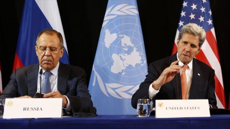 El ministro ruso de Exteriores, Serguei Lavrov (izda), en una rueda de prensa conjunta con su homólogo estadounidense, John Kerry.