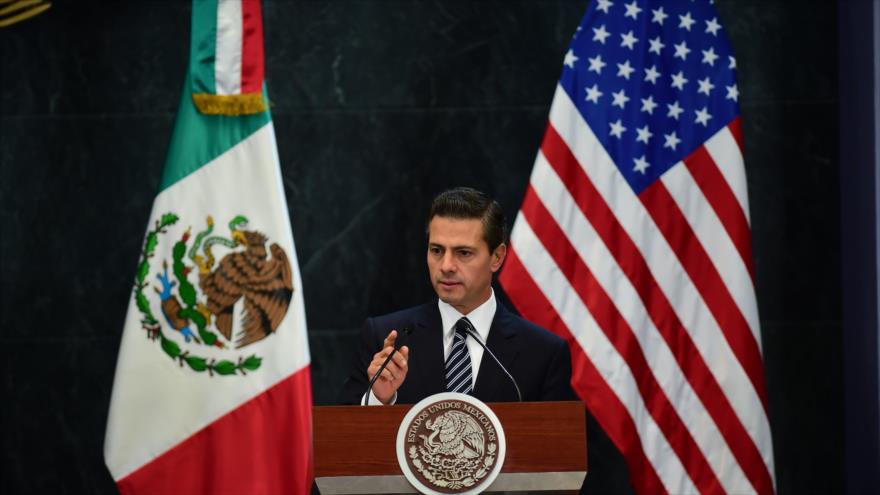El presidente de México, Enrique Peña Nieto, se dirige a la prensa tras reunirse con el vicepresidente de EE.UU., Joseph Biden, en la capital mexicana, 25 de febrero de 2016.