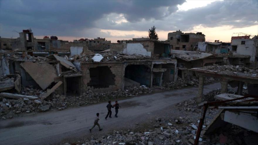 Niños sirios corren por las calles en las afueras de la ciudad de Damasco, el primer de la entrada en vigor del cese de hostilidades, 27 de febrero de 2016.