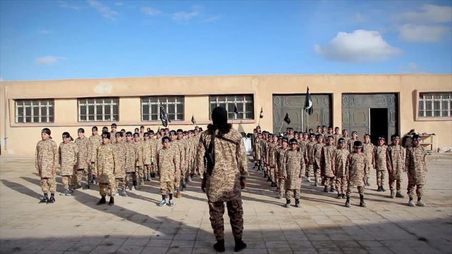 Un grupo de niños recibe entrenamientos militares en Al-Raqa, ciudad siria ocupada por el grupo terrorisa EIIL (Daesh, en árabe).